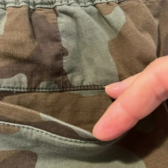 Levi’s mid rise ankle length camouflage print jogger pants size small - Picture 10 of 15